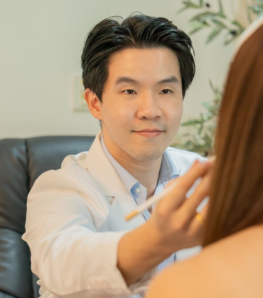 Dr. Nutsarut Chatyanan in consultation at The Astell Clinic