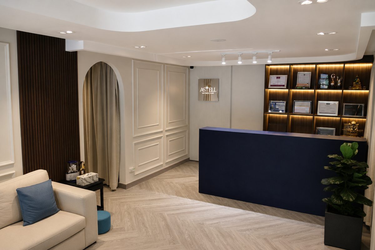The reception room seen from the seating area